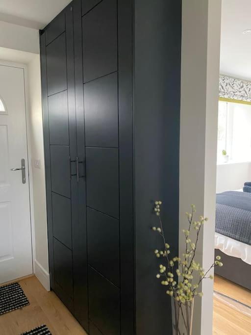 New Studio Apartment - Minutes Walk To Cathedral ซอลส์บรี ภายนอก รูปภาพ