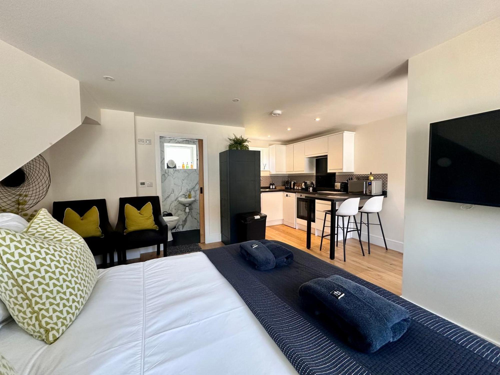 New Studio Apartment - Minutes Walk To Cathedral ซอลส์บรี ภายนอก รูปภาพ