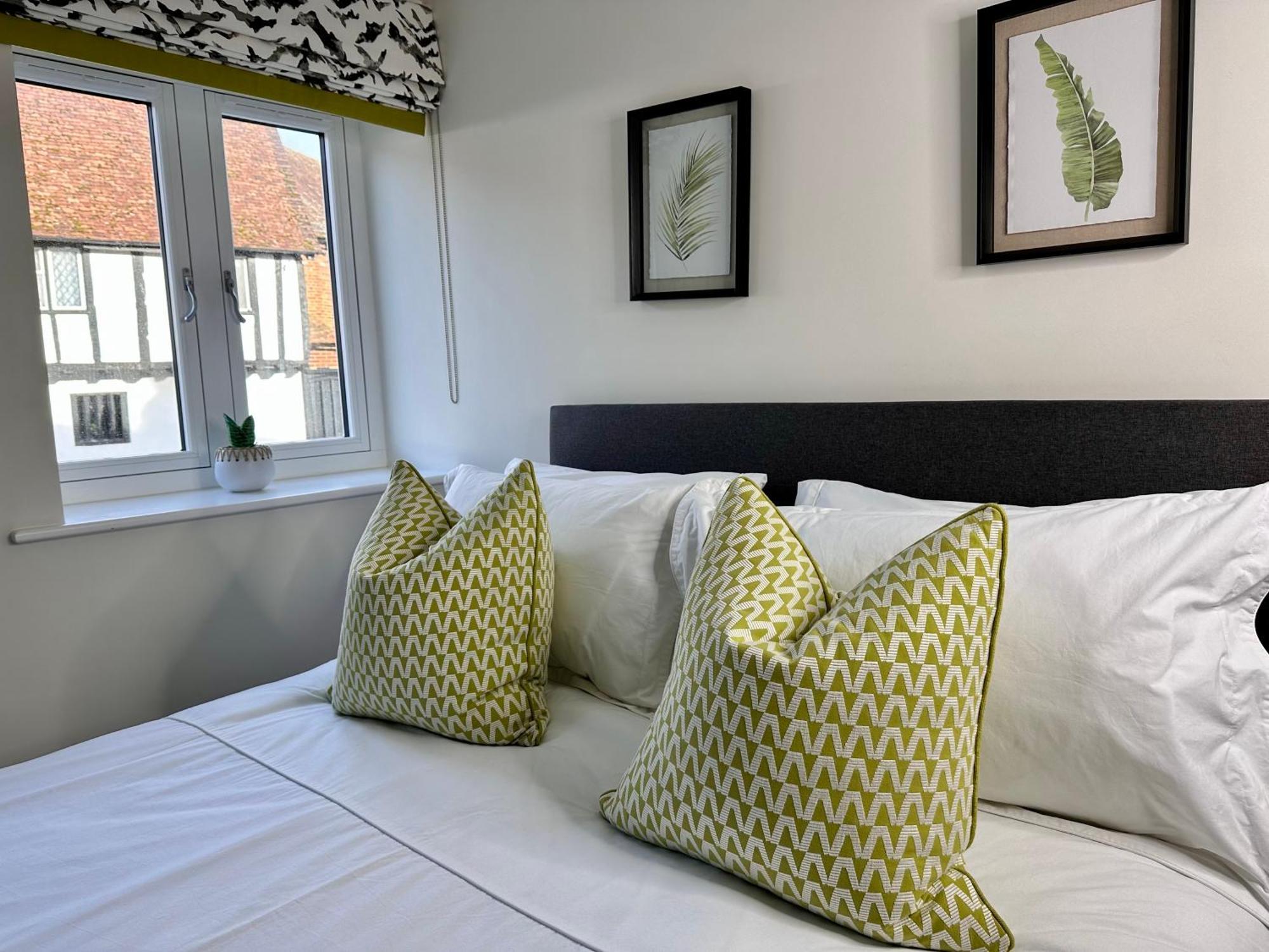 New Studio Apartment - Minutes Walk To Cathedral ซอลส์บรี ภายนอก รูปภาพ