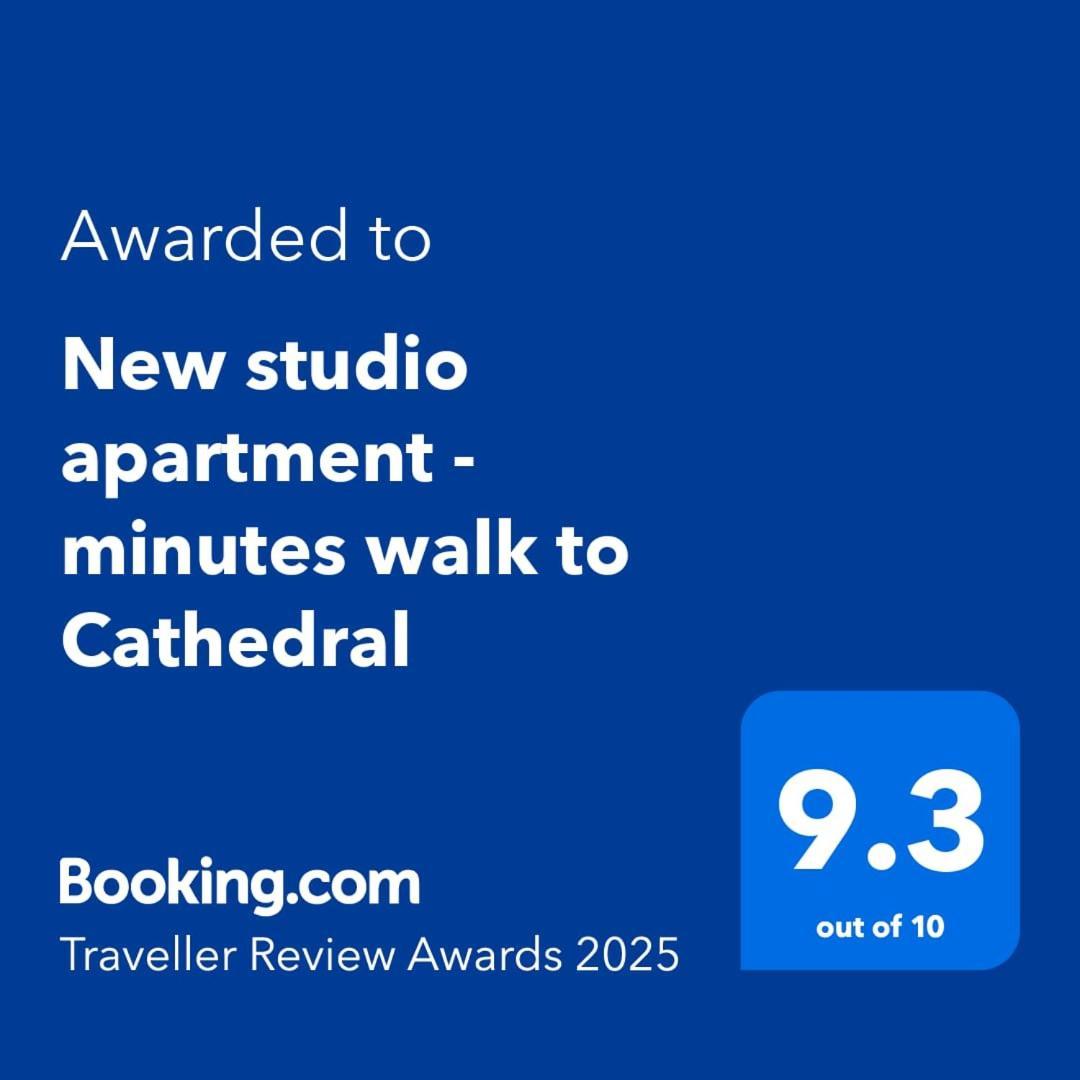 New Studio Apartment - Minutes Walk To Cathedral ซอลส์บรี ภายนอก รูปภาพ